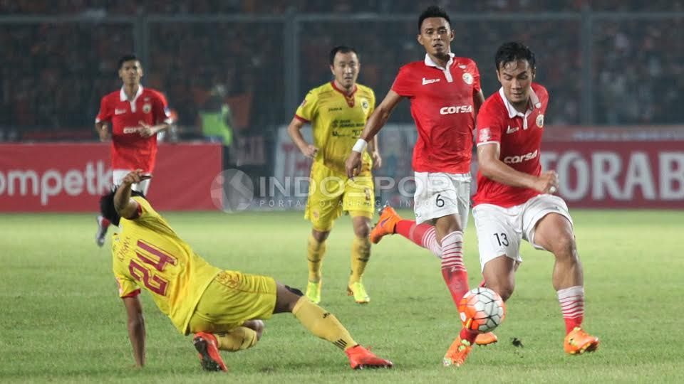 Bek Persija Gunawan Dwi Cahyo (kanan) berebut bola dengan pemain Sriwijaya FC. Copyright: &copy; Herry Ibrahim/Indosport